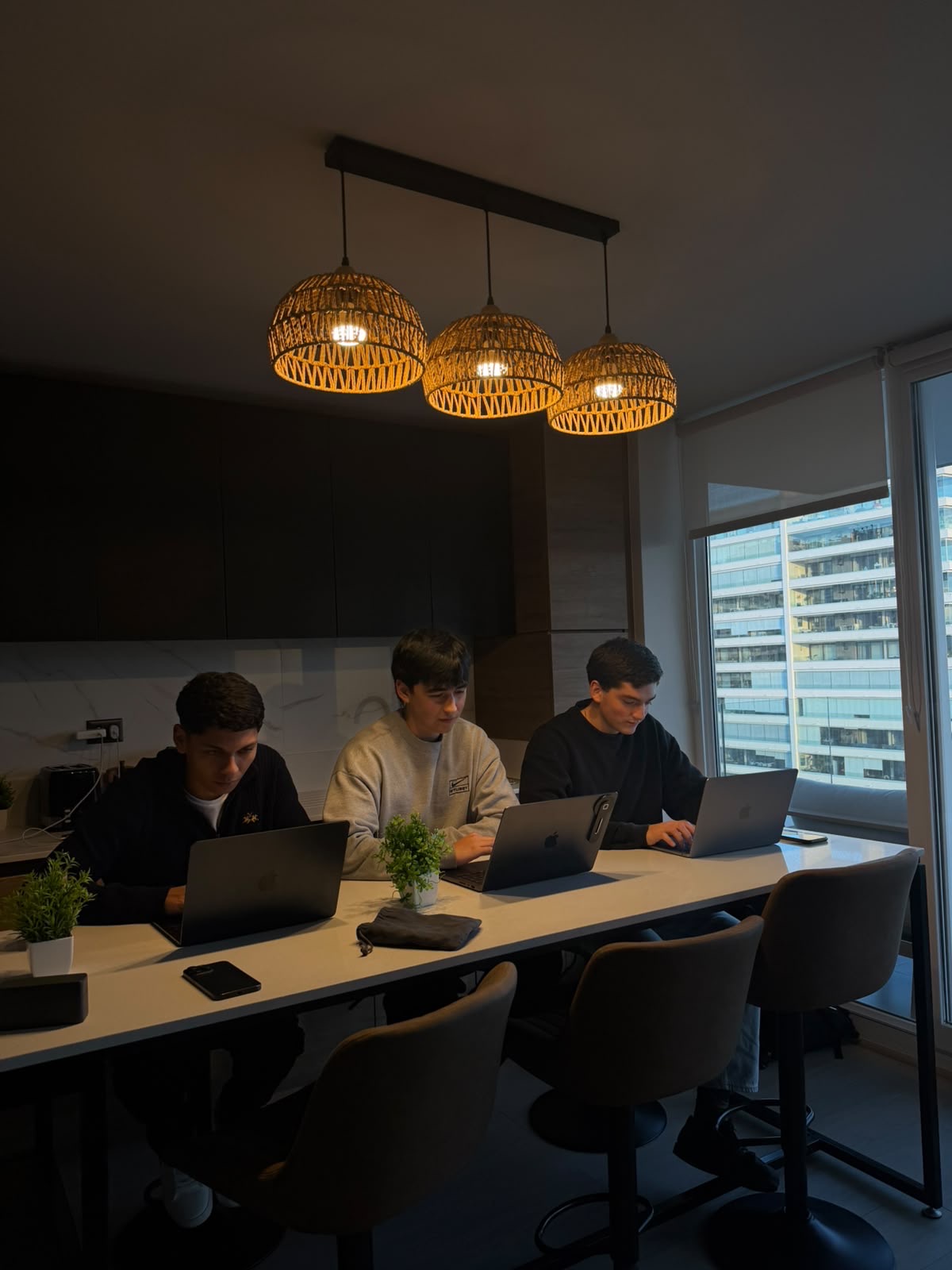 Benjamín, Pablo y Martín, docentes de Educommerce, trabajando en sus laptops